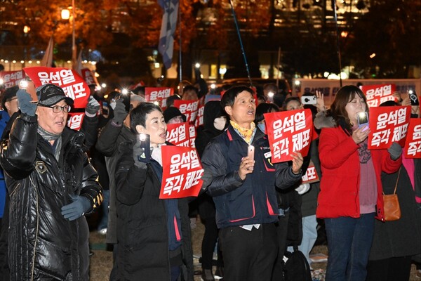경남도민들이 2024년 12월 6일 창원시청광장에서 열린 '민주수호 비상행동 경남시국대회'에 참가해 "윤석열 체포"를 외치고 있다. /김구연 기자