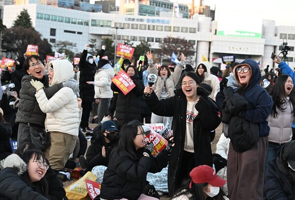 윤석열 대통령 탄핵소추안 2차 국회 표결일인  2024년 12월14일 '내란수괴 윤석열 탄핵! 내란공법 국민의 힘 해체!'를 위한 경남도민대회가 창원시청 앞 창원광장에서 열렸다. 집회에 참가한 시민들이 윤석열 탄핵안이 가결되자 환호하며 기뻐하고 있다. /김구연 기자