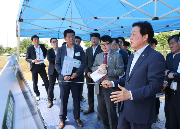 박완수 도지사가 지난달 27일 우주항공청 본청사 예정지인 사천 우주항공국가산업단지를 찾아 현장을 점검하고 있다. /경남도