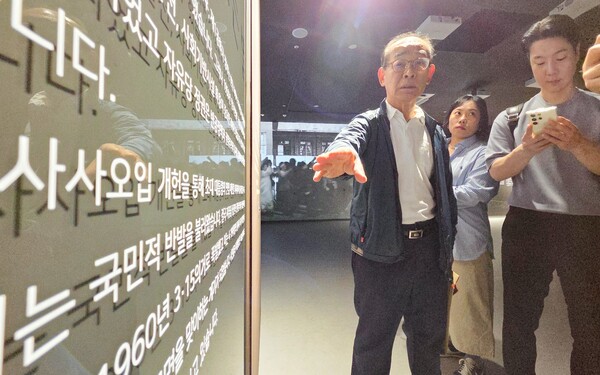 창원시 마산합포구 3.15해양누리공원에 들어선 대한민국민주주의전당이 10일 임시 개관했다. 임시 개관식에 참가한 김영만 열린사회희망연대 고문과 시민사회 단체 회원들이 전시물에 대한 문제점을 이야기 하고 있다. 정식개관은 7월 1일이다. /김구연 기자