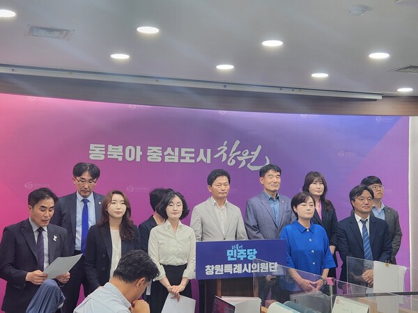 창원시의회 더불어민주당 의원단이 10일 창원시청 프레스센터에서 조명래 제2부시장 등 임명직 공무원 즉각 사퇴를 거듭 촉구했다./우귀화 기자