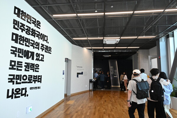 민주화 인사들은 민주주의 역사를 제대로 담지 못했다며 혹평을 쏟아냈다. /김구연 기자