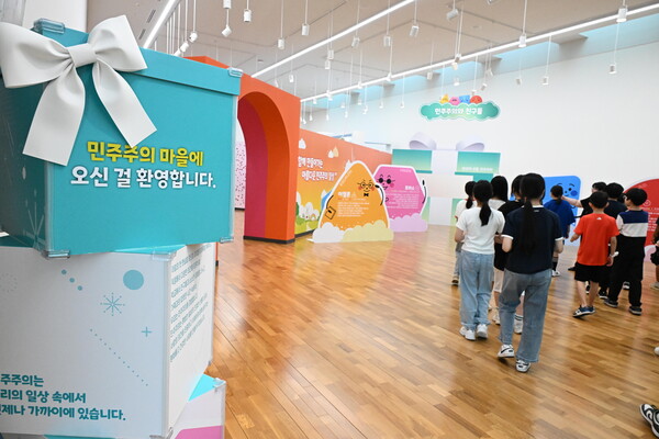 마산무학초등학교 학생들이 임시 개관 첫날인 10일 내부를 돌아보고 있다. /김구연 기자