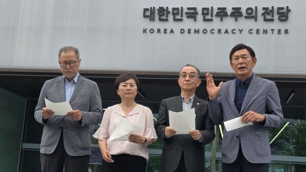 민주화 관련 4개 단체와 전당 건립 추진위에 참가했던 민주단체 관계자들은 13일 오후 대한민국민주주의전당 앞에서 긴급 기자회견을 열었다. 주임환(오른쪽) 3.15의거기념사업회장이 전당 자문위원으로 극우 인사가 포함된 부분을 지적하고 있다. /안지산 기자