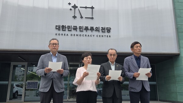 민주화 관련 4개 단체와 전당 건립 추진위에 참가했던 민주단체 관계자들은 13일 오후 대한민국민주주의전당 앞에서 긴급 기자회견을 열었다. 주임환(오른쪽) 3.15의거기념사업회장이 전당 자문위원으로 극우 인사가 포함된 부분을 지적하고 있다. /안지산 기자