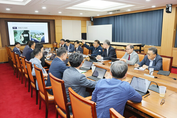 창원시가 13일 국정과제 건의 사업 발굴 보고회를 열고 새 정부 기조에 맞춘 핵심 현안을 정하고 있다./창원시