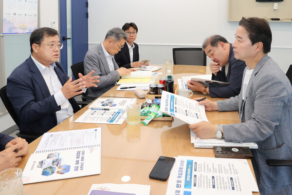 박명균 경남도 행정부지사가 13일 송순호 더불어민주당 경남도당 위원장을 만나 국정과제 채택 건의서를 전달하고 설명하고 있다. /경남도