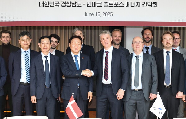 박완수 도지사를 단장으로 한 경남대표단이 16일 덴마크 솔트포스 에너지 본사를 방문해 인사를 나누고 있다. /경남도