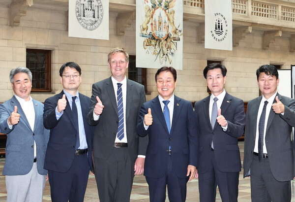 박완수 도지사를 단장으로 한 경남대표단이 16일 덴마크 코펜하겐시를 공식 방문해 기념사진을 찍고 있다. /경남도