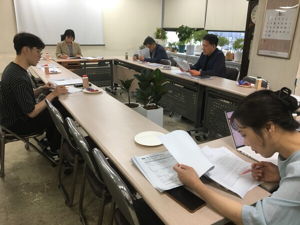 지면평가위원회(위원장 김나리)가 9일 본사 5층 회의실에서 6월 회의를 하고 있다. /민병욱 기자 min@idomin.com
