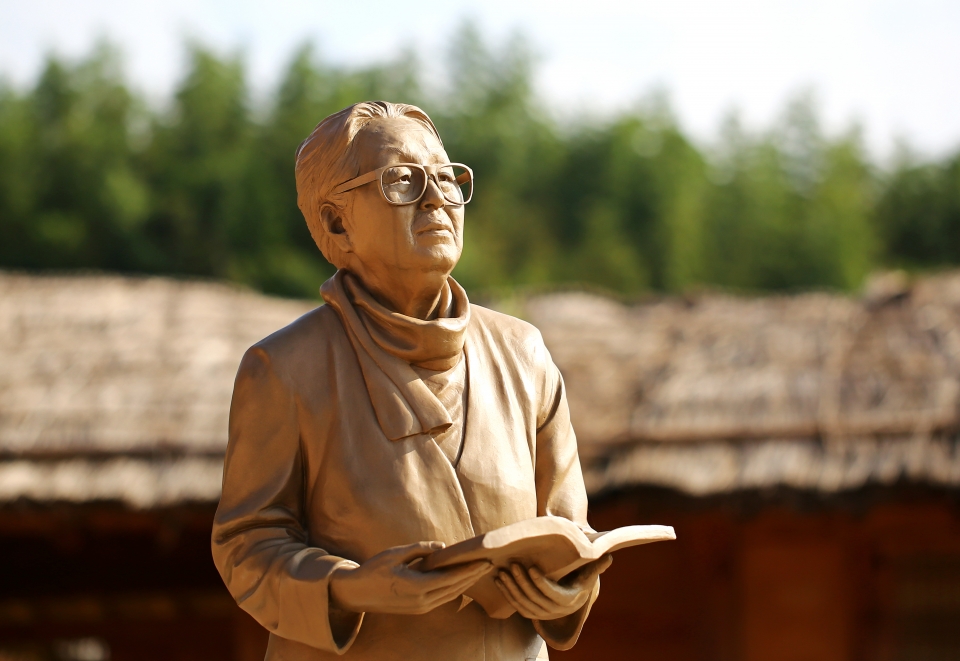 하동 평사리 박경리문학관에 있는 박경리 소설가 동상. /박경리문학관