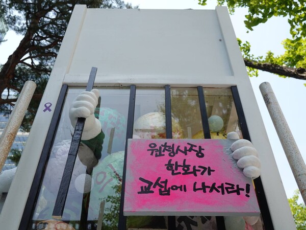 유최안 전 조선하청지회 부지부장이 2022년 대우조선해양 독에서 스스로 가둔 감옥을 형상화한 작품. 신유아 미술가가 제작했으며 고공 3노조의 이야기를 담고 있다. /신유아 미술가