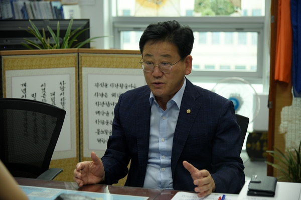 더불어민주당 3선 김정호(김해 을) 국회의원이 19일 서울 여의도 국회 의원회관 사무실에서 경남도민일보와 인터뷰하고 있다. /김정호 의원실