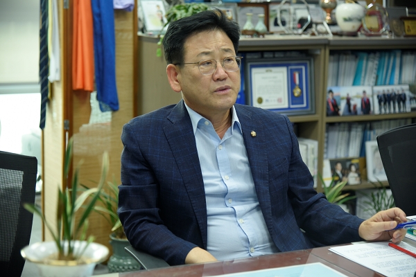 더불어민주당 3선 김정호(김해 을) 국회의원이 19일 서울 여의도 국회 의원회관 사무실에서 경남도민일보와 인터뷰하고 있다. /김정호 의원실