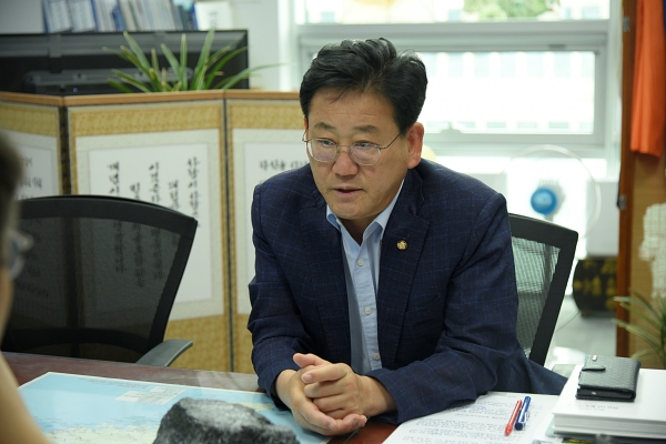 더불어민주당 3선 김정호(김해 을) 국회의원이 19일 서울 여의도 국회 의원회관 사무실에서 경남도민일보와 인터뷰하고 있다. /김정호 의원실