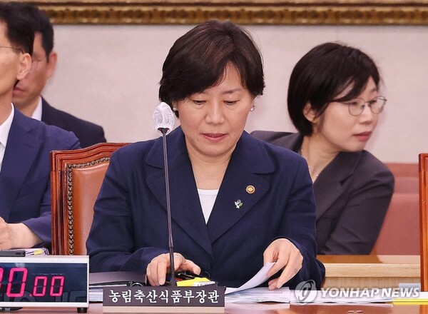 장관 인선에서 유임된 송미령 농림축산식품부 장관이 23일 국회에서 열린 농림축산식품해양수산위원회 전체회의에 참석해 있다. /연합뉴스 