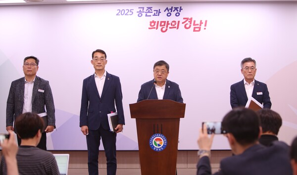 박명균 경남도 행정부지사가 23일 오후 도청 프레스센터에서 마창대교 국제중재 판정 결과를 설명하고 있다. /경남도