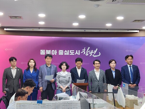 창원시의회 더불어민주당 의원단이 23일 대한민국민주주의전당과 관련해 운영 자문위원 논란을 해소한 후에 정식 개관을 해야 한다며 개관을 미룰 것을 요청했다./우귀화 기자