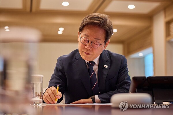 이재명 대통령이 23일 용산 대통령실에서 프라보워 수비안토 인도네시아 대통령과 블루투스 스피커로 통화하고 있다. /연합뉴스