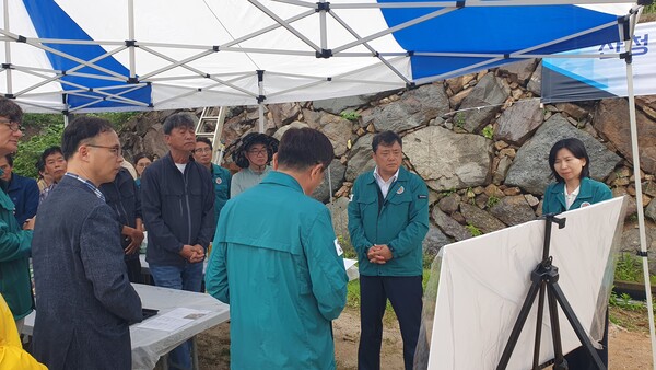 3월 산불로 불탔던 산청지역 주택에 복구사업이 시작됐다. 24일 산청군 시천면 중태마을 산불피해 복구 주택 착공식 모습. /경상남도