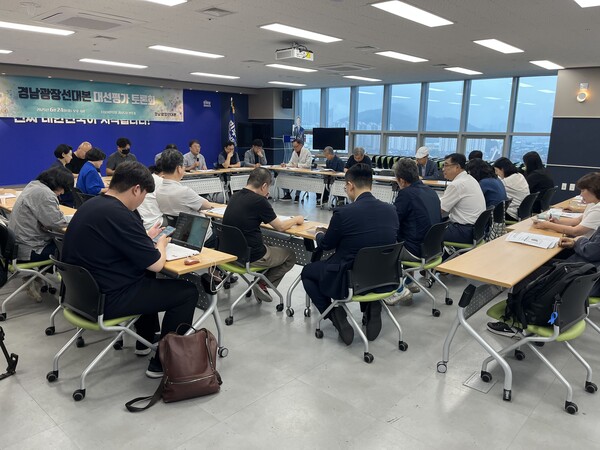 경남광장선거대책본부가 24일 오후 더불어민주당 경남도당에서 대선 평가 토론회를 열고 있다. /김다솜 기자 