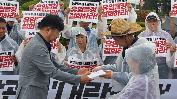 전국농민회총연맹 부산경남연맹, 전국여성농민회총연합 경남연합은 24일 오전 경남도청 앞에서 기자회견을 열고 '농망(농업을 망치는) 장관·내란 장관, 송미령 농림축산식품부 장관 철회'를 외쳤다. 이날 농민들이 민주당 경남도당 관계자에게 항의서한을 전달하고 있다. /안지산 기자
