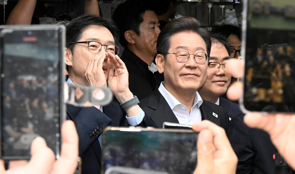 5월 10일 오후 김경수(왼쪽) 이재명 더불어민주당 대선 후보 총괄선거대책위원장이 진주시 동성동 한 찻집에 이 후보와 함께 시민들을 만나고 있다. /경남도민일보 DB