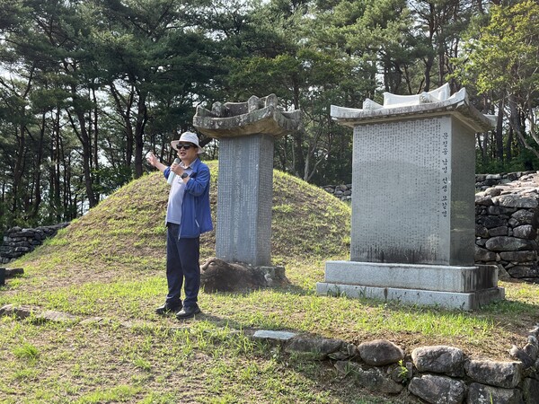 산청군 시천면 사리마을 뒷산 남명 묘소 앞에서 김경수 한국선비문화연구원 책임연구원(박사)가 남명사상과 삶을 이야기하고 있다./ 권영란 
