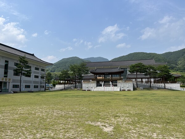 산청군 시천면 사리에 있는 한국선비문화연구원. 들어서면 남영사상을 담은 건물 경의루가 손님을 맞이한다. /권영란