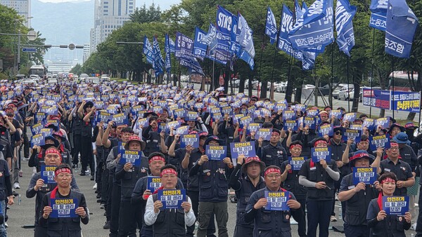 금속노조 경남지부가 25일 임단투 승리 전진대회를 고용노동부 창원지청 앞 도로에서 개최했다. 이날 조합원들이 손팻말을 흔들고 있다. /안지산 기자