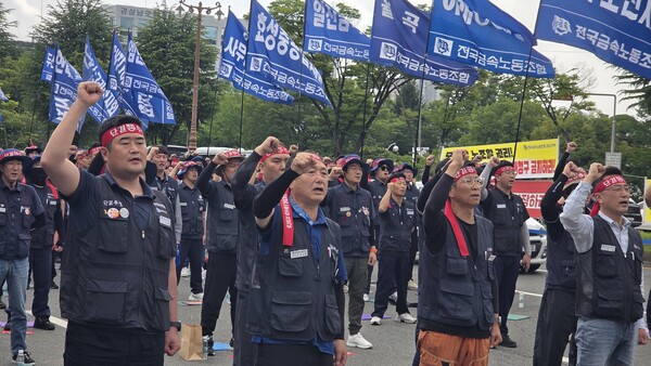 금속노조 경남지부가 25일 임단투 승리 전진대회를 고용노동부 창원지청 앞 도로에서 개최했다. 이날 조합원들이 팔뚝질을 하고 있다. /안지산 기자