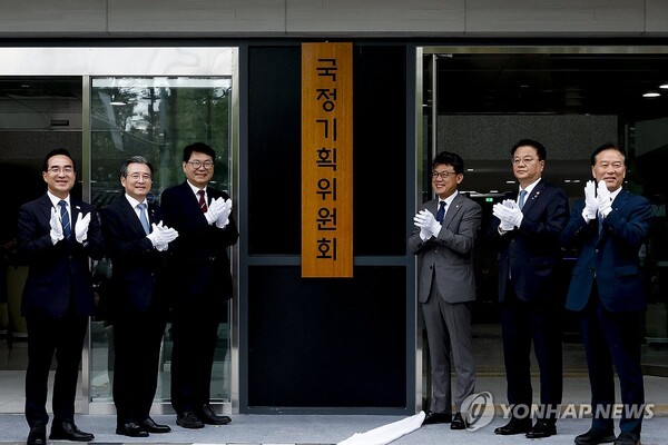 이한주 국정기획위원회 위원장과 김용범 대통령실 정책실장, 더불어민주당 진성준 정책위의장 등 참석자들이 16일 서울 종로구 정부서울청사 창성동 별관에서 열린 국정기획위 현판식에서 손뼉 치고 있다. /연합뉴스