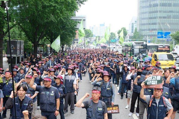 26일 오후 서울시중구 숭례문 인근에서 전국건설노동조합 조합원들이 건설노동자 2차 총궐기 대행진을 열었다. 이날 건설현장 타설, 철근, 목수 분야 조합원들이 행진하고 있다. /건설노조 경남건설기계지부