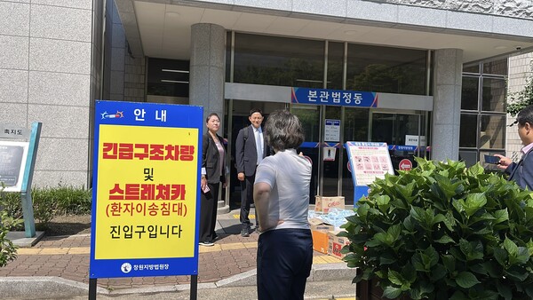 26일 창원지방법원 앞에서 김영선 전 국회의원이 전 회계책임자 강혜경 씨를 상대로 설전을 벌이고 있다. /최환석 기자