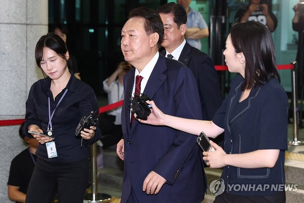 피의자 신분으로 내란 특검 조사를 받은 윤석열 전 대통령이 29일 새벽 서울 서초구 서울고검 청사를 나서고 있다. /연합뉴스