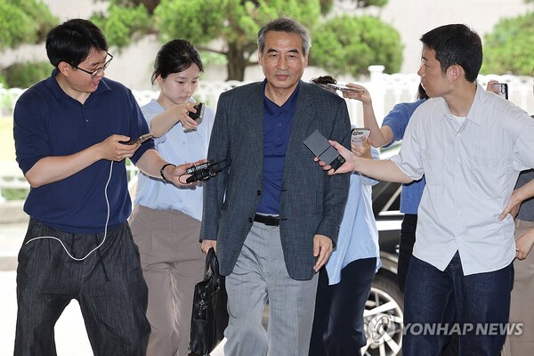 윤석열 전 대통령 부인 김건희 여사와 관련한 각종 의혹 사건을 수사하는 민중기 특별검사가 29일 서울 서초구에 마련된 특검팀 사무실로 출근하고 있다. /연합뉴스