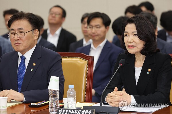 이진숙 방송통신위원장이 27일 국회 과학기술정보방송통신위원회 전체회의에서 의원질의에 답하고 있다. /연합뉴스