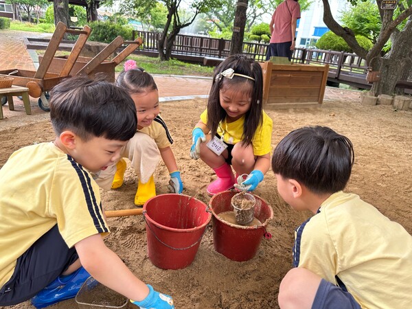 모래놀이에 한창인 아이들. /박영희