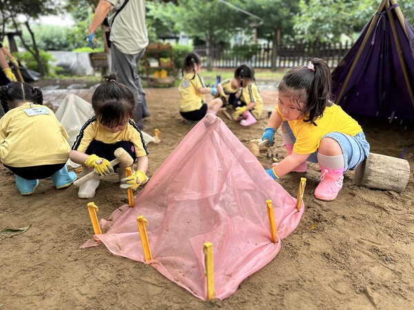 모래더미에서 텐트를 치는 아이들. /박영희 