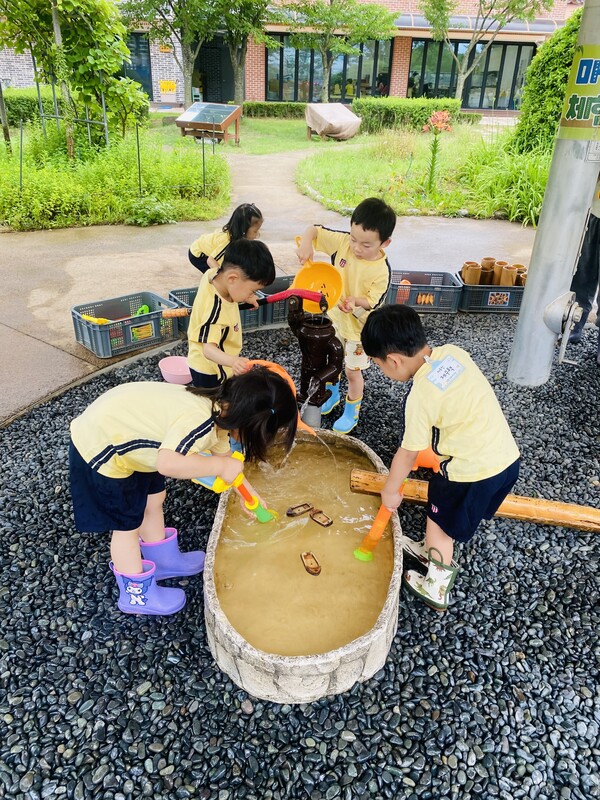 펌프를 눌러 물놀이에 한창인 아이들. /박영희