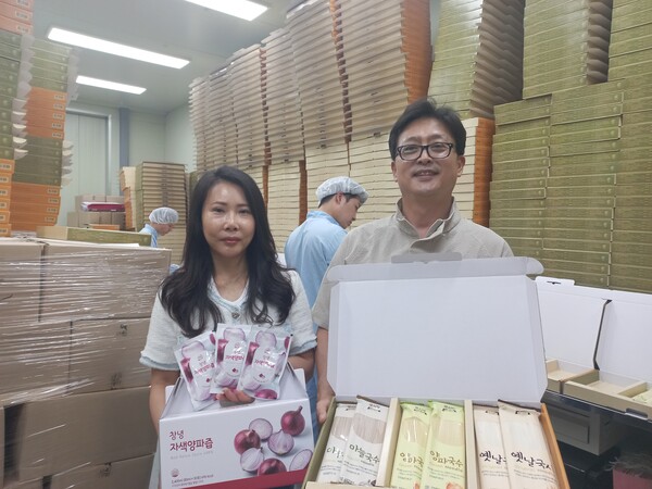 양파를 많이 먹어서 그런지 창녕군 대지면 모산2길 (주)푸딩스 장나은 대표, 김준형 사원 부부는 유난히 얼굴 피부가 좋다. /이일균 기자