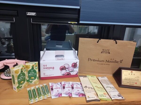 (주)푸딩스에서 생산하는 양파 가공품만 몇 가지에 이른다. 양파즙과 양파국수, 창녕의 주 산물인 마늘로 만든 국수도 생산한다. /이일균 기자