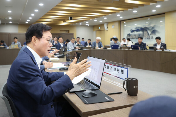 박완수 경남도지사가 1일 확대간부회의에서 발언하고 있다. /경남도