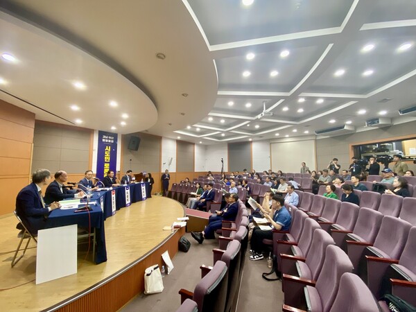 부산경남 행정통합 공론화위원회가 경남에서 처음 양산·김해·밀양 동부권을 대상으로 토론회를 2일 열었지만 빈자리가 더 많아 기대만큼 주목을 받지 못했다는 평가가 나오고 있다. /이현희 기자
