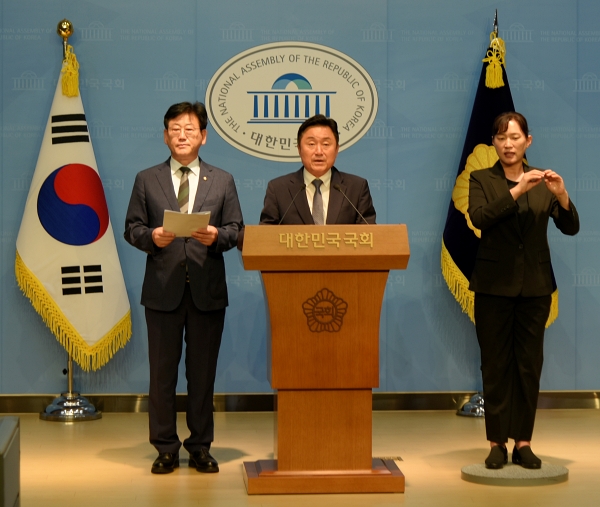 김정호(더불어민주당·김해 갑·왼쪽) 국회의원과 최인호 민주당 부산시당 시정평가대안특위 위원장이 2일 오전 국회 소통관에서 가덕도신공항 터 조성 공사 수의계약 일방 파기 법적 제재와 수사를 촉구하는 기자회견을 하고 있다. /김정호 의원실