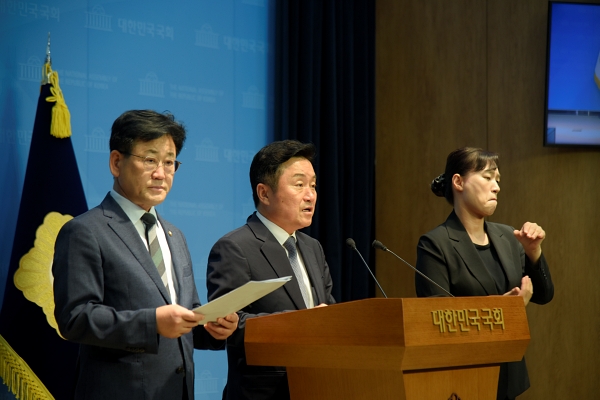 김정호(더불어민주당·김해 갑·왼쪽) 국회의원과 최인호 민주당 부산시당 시정평가대안특위 위원장이 2일 오전 국회 소통관에서 가덕도신공항 터 조성 공사 수의계약 일방 파기 법적 제재와 수사를 촉구하는 기자회견을 하고 있다. /김정호 의원실