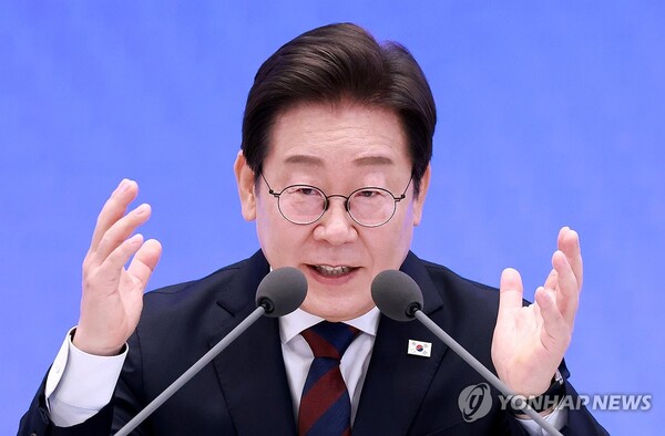 이재명 대통령이 3일 청와대 영빈관에서 열린 '대통령의 30일, 언론이 묻고 국민에게 답하다' 기자회견에서 취재진의 질문에 답하고 있다. /연합뉴스