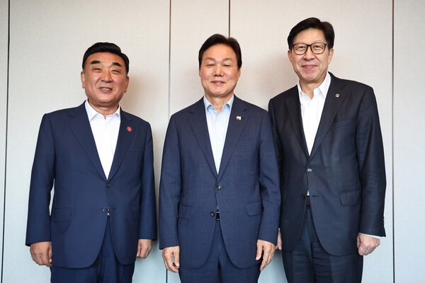 박완수(가운데) 경남도지사, 박형준(오른쪽) 부산시장, 김두겸 울산시장이 지난 2일 오후 7시 김해 롯데호텔앤리조트에서 '부울경 시도지사 지역 현안 간담회'를 하며 기념사진을 찍고 있다. /경남도