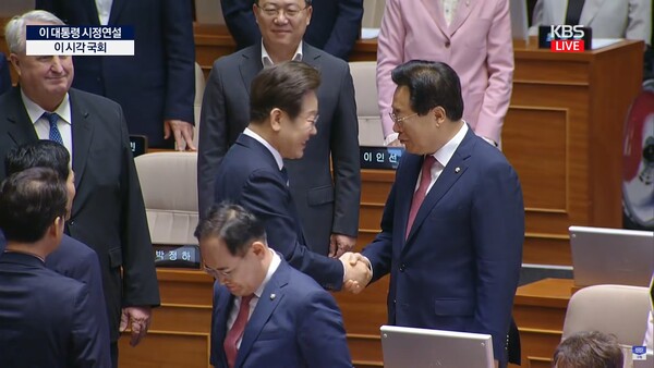 지난달 26일 이재명 대통령이 추가경정예산안 설명을 위한 첫 국회 시정연설을 마친 후 박상웅 의원과 악수를 나누고 있다. 박 의원이 "지역균형발전에 특별히 관심을 가져달라"고 말하고 있다. /박상웅 누리소통망 KBS 화면 갈무리