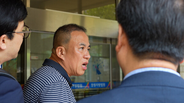 명태균 씨는 7일 정치자금법 위반 혐의 재판을 받고자 창원지방법원에 모습을 드러냈는데 "특검이든 뭐든 나한테 묻지 말라"며 날선 반응을 보였다. /이창우 기자